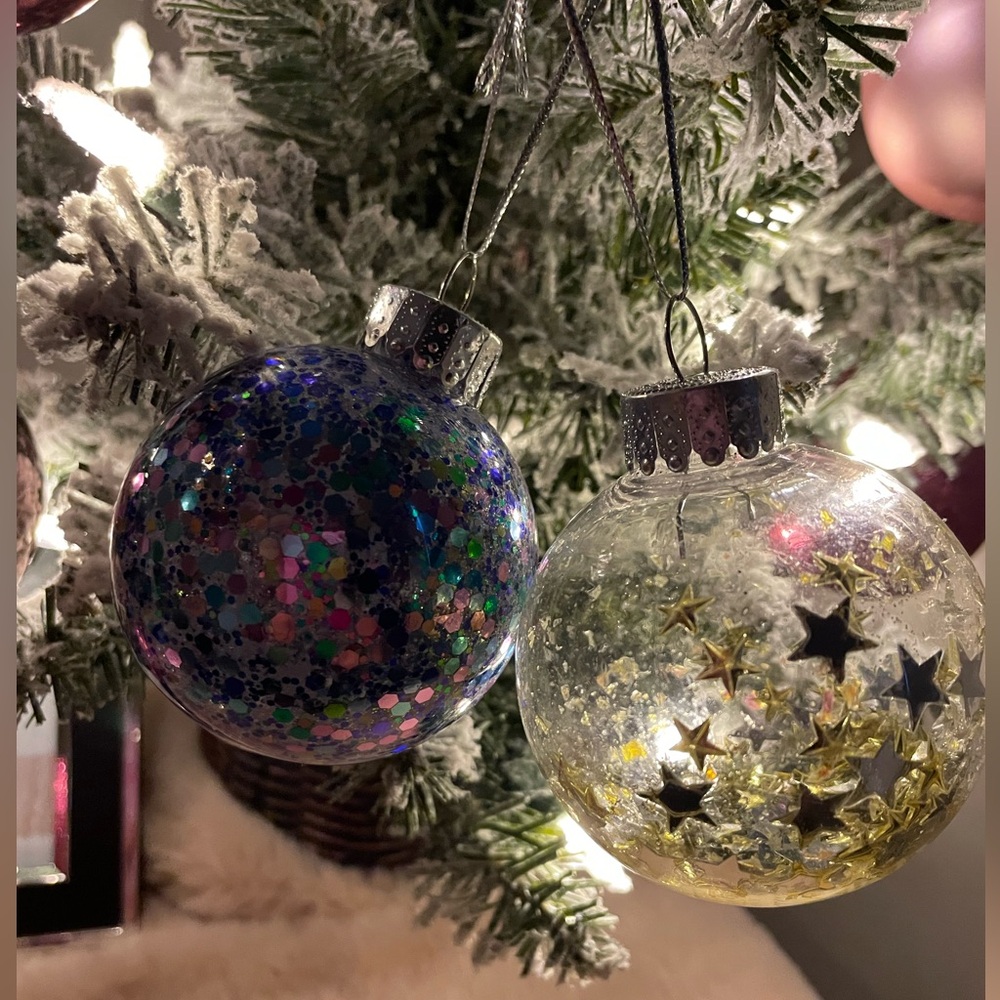 2 Hand Crafted Christmas Ornaments. 1 glittery and 1 is a clear with gold ⭐️